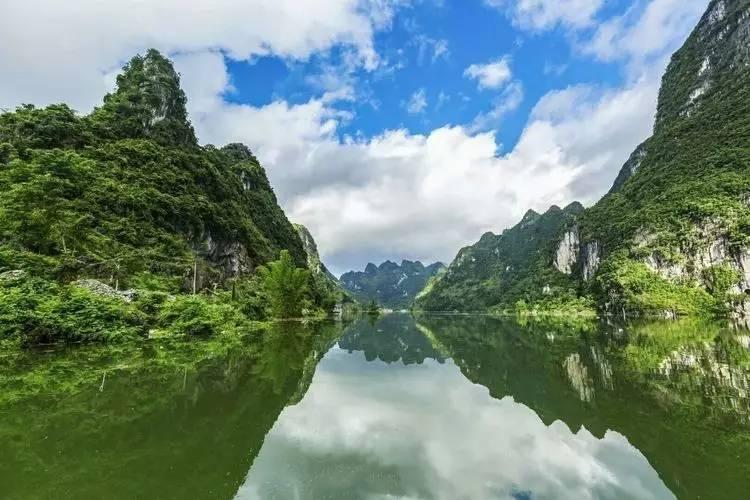 亚洲唯一永久中立国，汗血宝马圣地，水电费不用交、加满一箱油只要5元